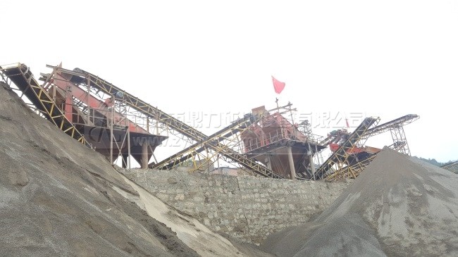 振動篩是石材生產(chǎn)線上的一種篩分設備