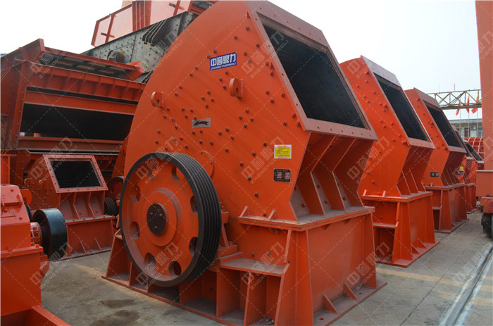 在石料生產(chǎn)線上的可逆錘式破碎機